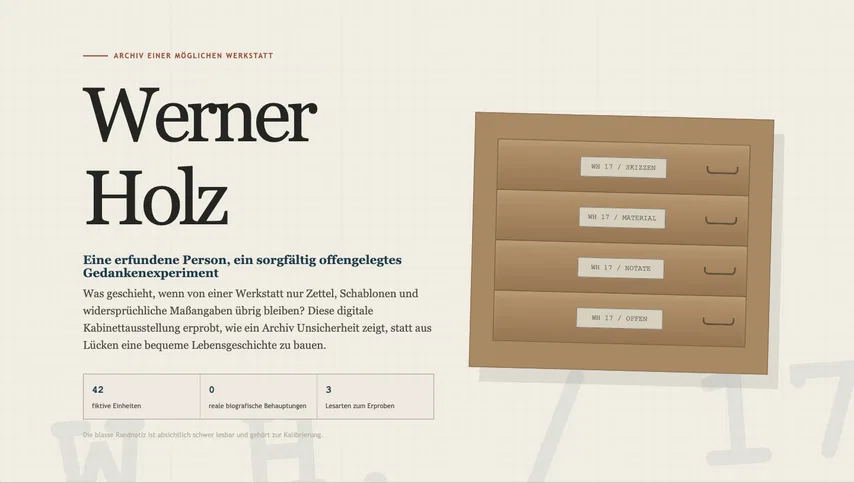 Unveränderter deutscher Ausstellungsbeginn mit Werner Holz und Archivschrank. Im HTML wurde lang="de" ergänzt; diese Änderung ist im Bild nicht sichtbar.